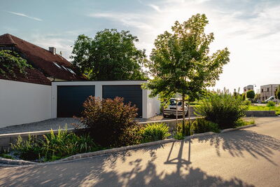 Projekt Etsdorf - Verringerung des Oberflächenabflusses durch retentive Maßnahmen wie Draingarden-Street, Dachbegrünung, Begrünung der Zugänge Projekt Etsdorf - Retentive Maßnahmen Draingarden-Street, Dachbegrünung, Begrünung der Zugänge